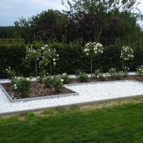 Crystal White grind aangelegd tuin en bloementuin
