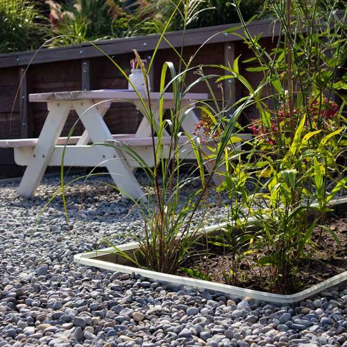 Beschermstrip multi edge kantopsluiting in tuin aangelegd